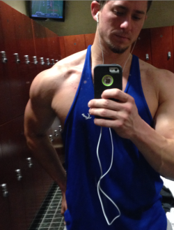 Last swolfie of the night.  Chest day tomorrow