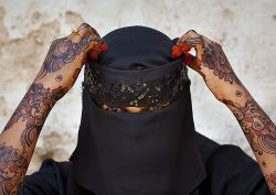 whisperlude:  soulful-tree:  beautiesofafrique:  Swahili women with henna   Such beautiful culture  YESSS FINALLY. I TOLD YOU ALL HENNA WAS ALSO AN AFRICAN THING AS WELL AS AN ARAB THING. 