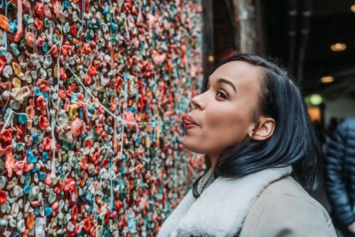 Free gum…say no more‍♀️ #larosasalvaje #gumwall #pikeplacemarket (at Gum Wall Seattle) https: