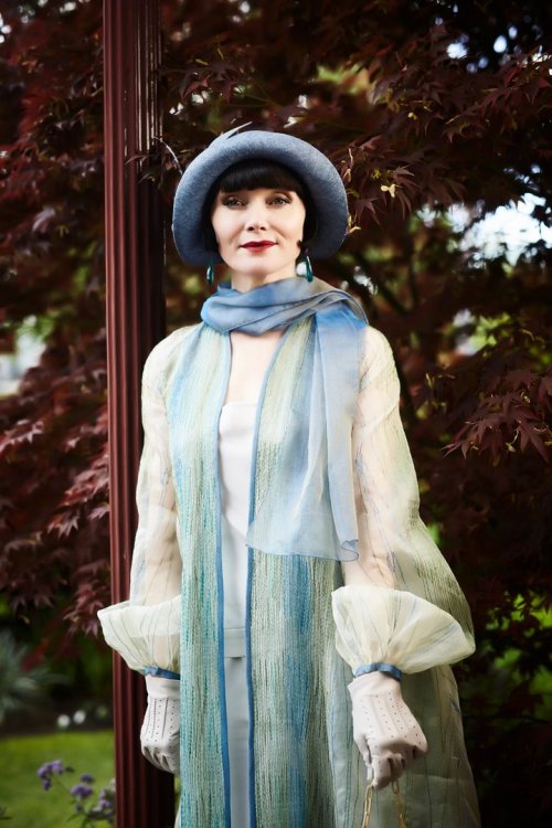 I love the colours in this outfit! I think the original robe is crepe? The one I found is silk/satin