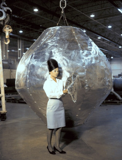 mudwerks:  GD/Astronautics Details: Model with Superinsulation 87 Diameter Tank Date: 08/27/1969