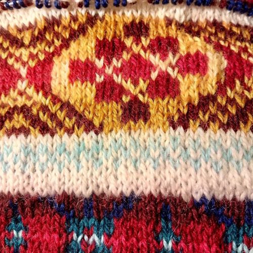 Finished a big motif now for a middle sized one  #knittersofinstagram #knitsweaters #knitwear #cowln