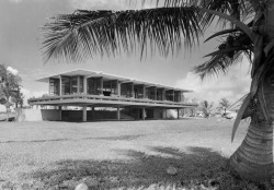 jonasgrossmann:  bal harbour club, alfred browning parker, photo ezra stoller, florida, 1952 @ tropicfl   a dream of what florida was, and might have been