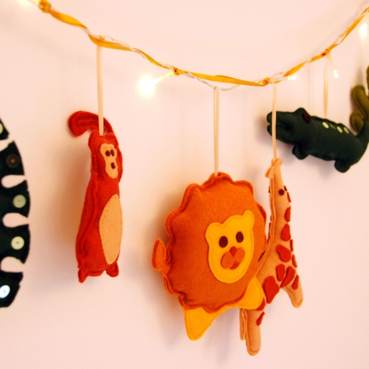 sosuperawesome:  Felt string lights by ButtonOwlBoutique on Etsy 