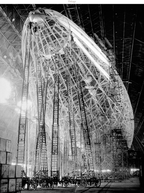 loekyfiret:  Zeppelin construction, I love this vintage picture. http://loekyfiret.tumblr.com 