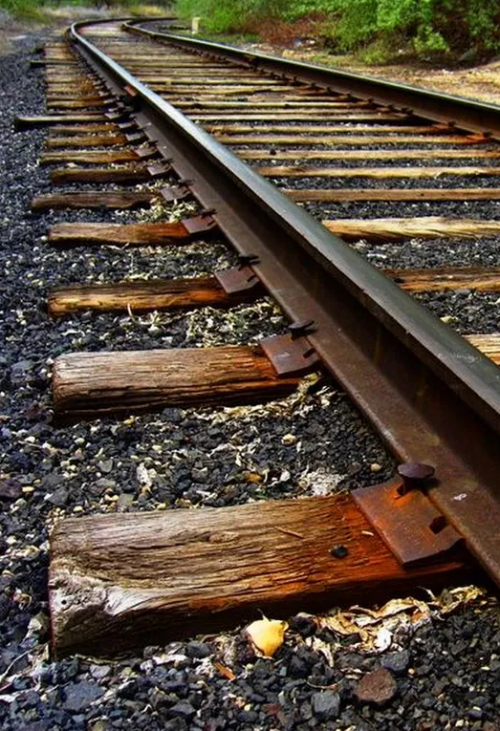 outdoorspastelnature:  This photo of a railway I found somewhere