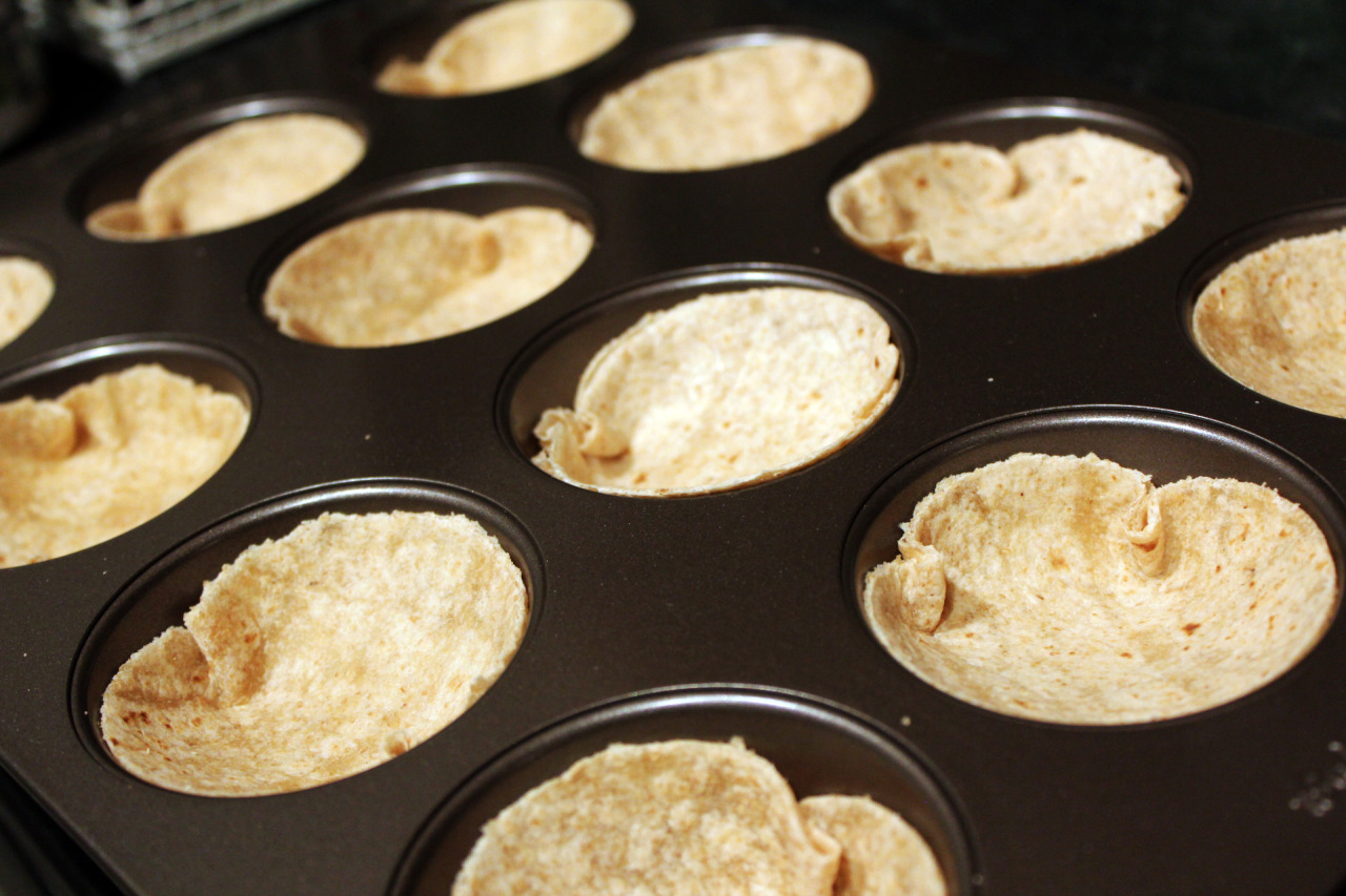 happychomp:  Mini Deep Dish Pizzas Since I’m in love with pizza, I was excited