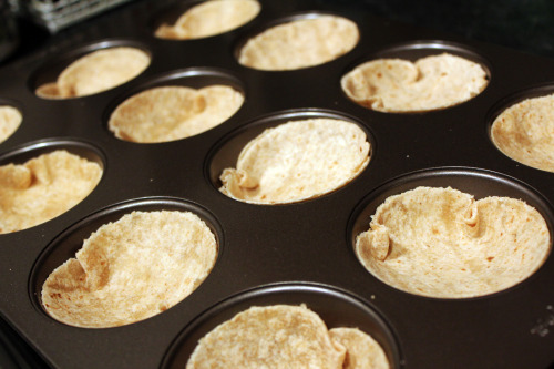 happychomp:  Mini Deep Dish Pizzas Since I’m in love with pizza, I was excited to try this recipe out with small “deep dish” pizzas that were also healthy! :) Ingredients: Whole wheat tortillas Pizza sauce Shredded mozzarella cheese Mini turkey