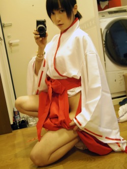 luchinon:  新作ROM写真集「ちっぱいルキノのじがどり」より巫女です！ 3月24日大阪で行われるコスロムコンプレックス（http://www.rom-cos.com/）にて初出し予定です☆ 
