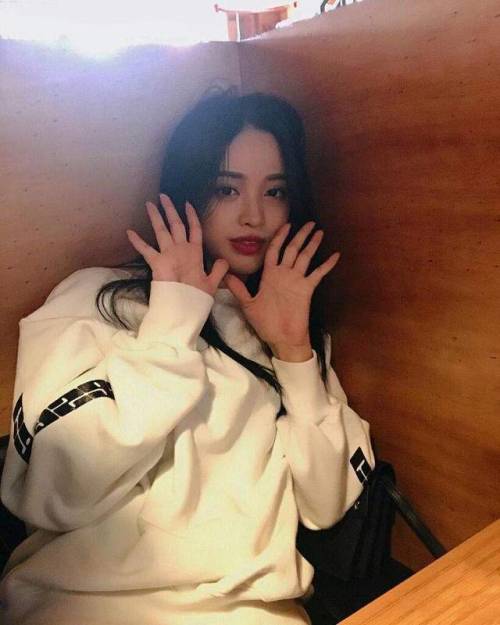 yukiniedits: “Olá, sabe o ig dessa ulzz?”Não sei, perdão :(
