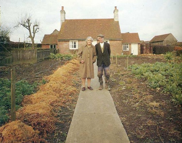 inh4le-kush:  thinkofmewhenuforgetyourseatbelt:  This elderly couple took a photo