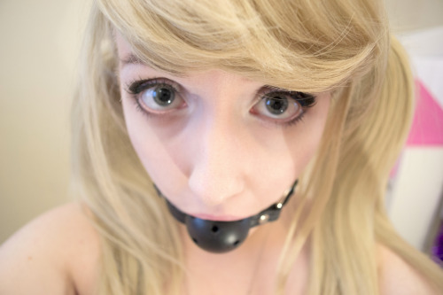i-hate-the-beach:  You are literally my inspiration <3 You are awesome and super cute! :3 Umm yeah here is a ballgag pic of me, random I know haha  teencutie97.tumblr.com