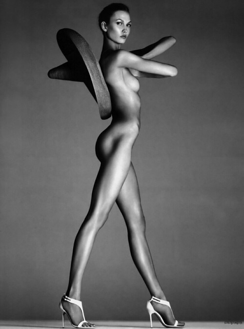 irresistiblefeatures:  Ballerina curves    via Reblog for iPad