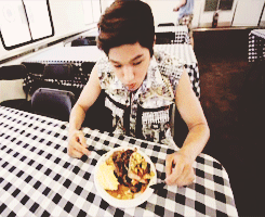 eteru:  7/∞ reasons to love Kim myungsoo → his eating is the most precious thing