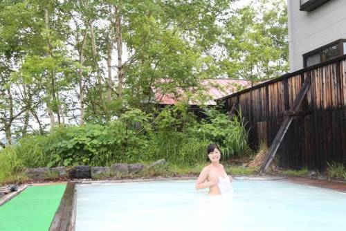 群馬県にある万座温泉・硫黄濃度が日本一と言われるこの温泉地でひときわゆったりとした時間が流れる豊国館は私のお気に入りの温泉のひとつ・露天風呂から眺める大自然は癒されること間違いなし・長方形の湯船はプー