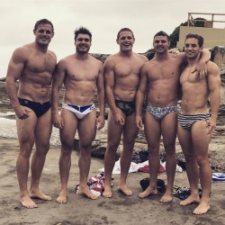 malecelebunderwear:  Looks like the guy on the far right forgot his speedos so went in his briefs. Makes a hot photo even hotter.