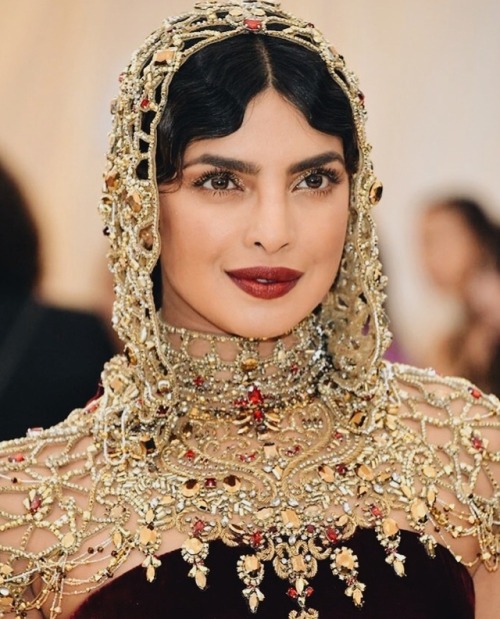 js-official:2018 MET GALA: BEST HEADPIECES, ACCESSORIES AND BEAUTY LOOKS! (PART 1)