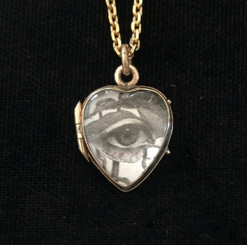 thinkingimages:Victorian Glass Heart Locket embellished with an All Seeing Eyevia @sacredmoonadornme