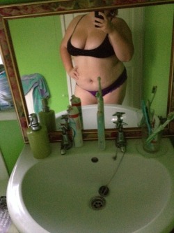 diego-uio:  fatgoddess:  Beautifully placed mirror.  Shower time.  HOT. 