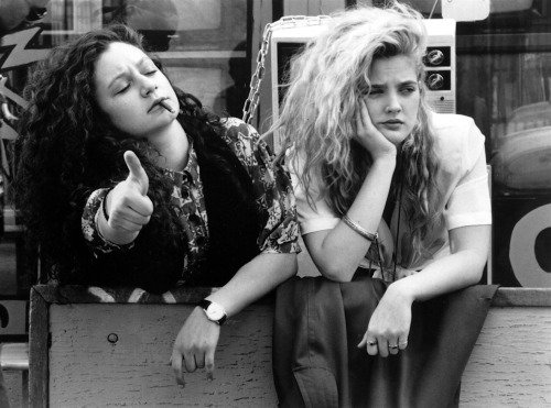 90sclubkid:Sara Gilbert and Drew Barrymore in Poison Ivy, 1992