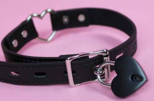 kittensplaypenshop:  Lockable Buckled Heart Choker fits 12″-16.5″. 