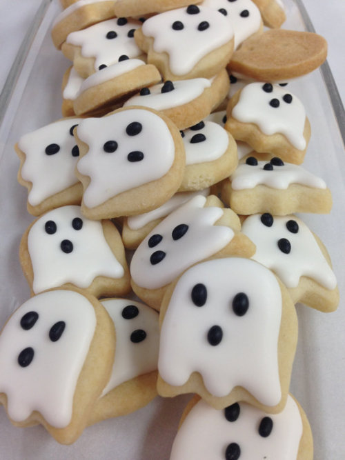 littleprincessfullawuv: ransnacked:halloween ghost sugar cookies | sugar and flour oooh yummy