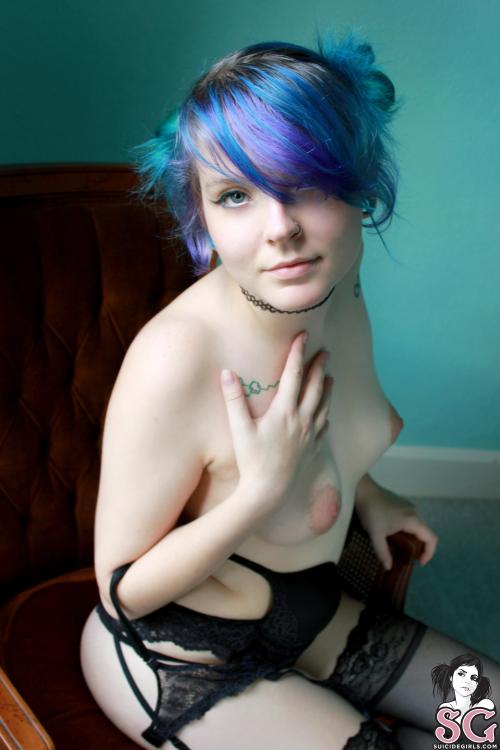 past-her-eyes:  Faebelle Hopefulfaebelle.suicidegirls.comLink to South African SuicideGirls