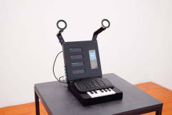 si7:  (via The next prank call you get could come from this crazy synth - Create Digital Music) 
