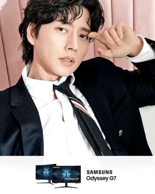 Dear @samsung, thank you for getting a super hot endorser for your monitors.  Park Hae Jin x Samsung