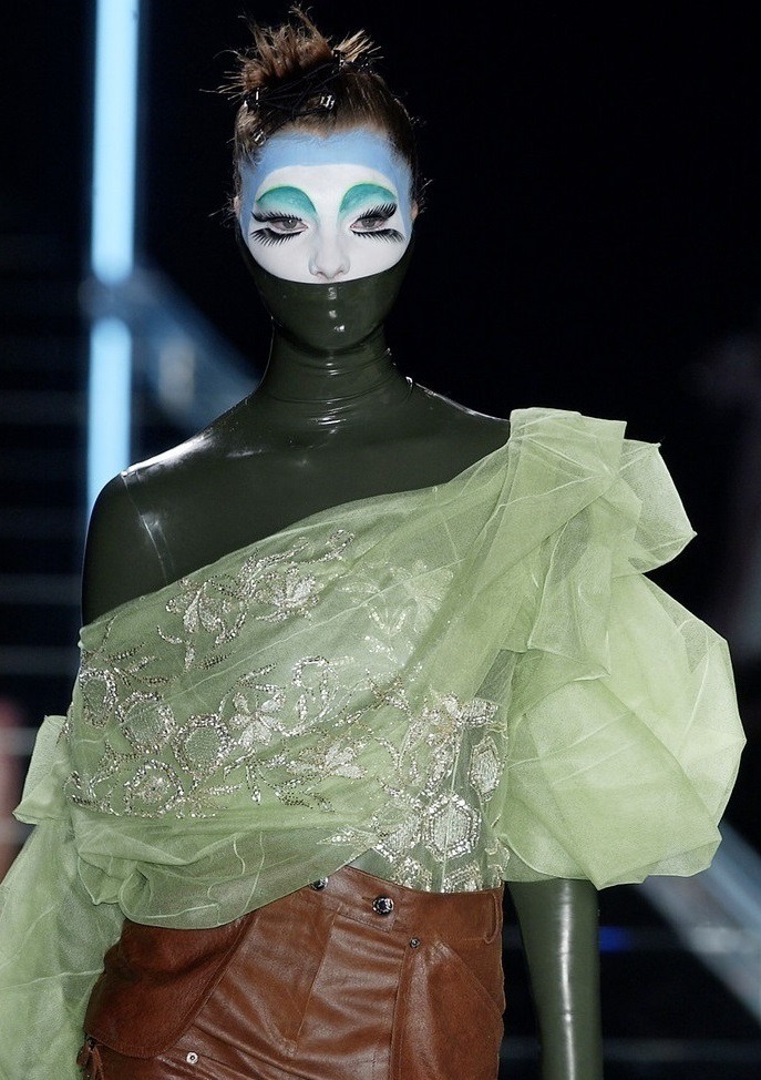 monsieur-j:  Dior Fall 2003 Runway Details