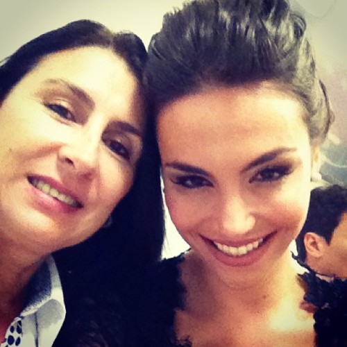  A vida tem a mania de te mandar para longe de mim. Acho que é um jeito de me fazer forte, de te fazer amor incondicional e distante. Eu percebo nos meus trejeitos a profundidade dos teus olhos. Percebo no meu cheiro vestígios de amor de Mãe. Os