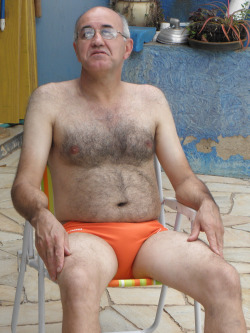 mimorbo:  orange speedo dad