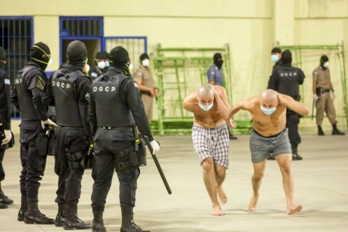corallorosso: I detenuti ammassati nelle prigioni di El Salvador (foto Ufficio stampa della presiden