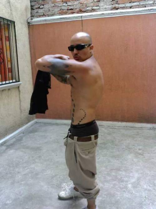 pimpy805:  lukass91:  Que cholo tan rico papito hay se los dejo esta chilada cosita hermosa LIKE Y COMPARTAN  Damn boi