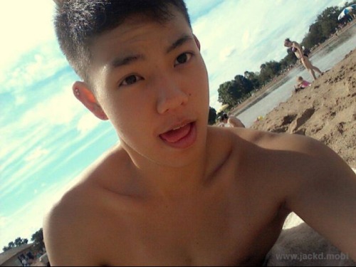 jackdasians:  Follow http://jackdasians.tumblr.com/ for more Asian guys! 