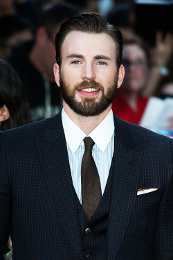 always-a-pleasure: Chris Evans attends the European premiere of ‘The Avengers: Age  Of Ultron’ at Westfield London on April 21, 2015 in London, England.    I was only a couple of miles away&hellip;.😞