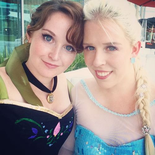 #FrozenSisters at #Stocktoncon! ❄️ #queenelsa #elsacosplay #elsacostume #reallifeelsa #elsa #elsahai