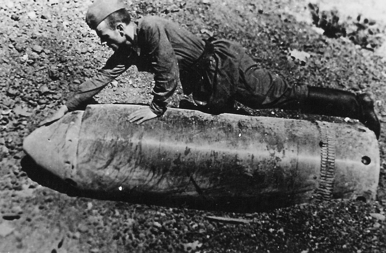 historicaltimes:  Soviet soldier next to unexploded German shell in Sevastopol, June