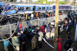 clarincomhd:  El accidente se produjo a las 7.07 cuando un tren de la línea Sarmiento que iba a los talleres de Castelar chocó en la barrera de la calle Zapiola contra otro que estaba detenido. (Alfredo Martínez)  Otra vez los trenes??? Cuando se va