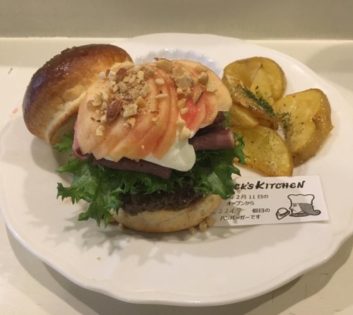 ７月のフルーツバーガー 「桃とスパイスナッツバーガー(７月限定ローストビーフトッピング)」 (JACK’s KITCHEN)