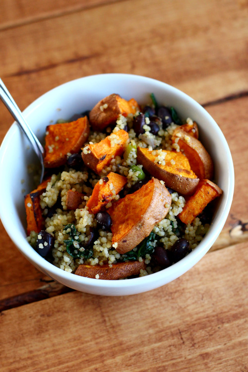 garden-of-vegan:Couscous (cooked in vegetable broth) with sautéed green pepper, red onion, and spina