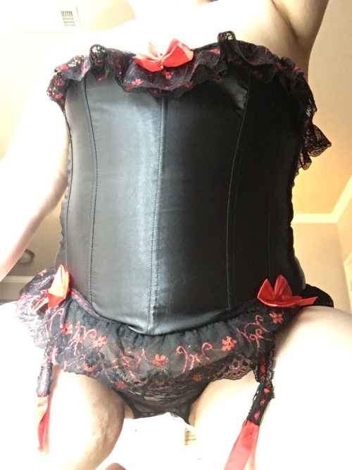 cathyishisdeliciouslittleslut:  Feeling a bit of leather and lace today….