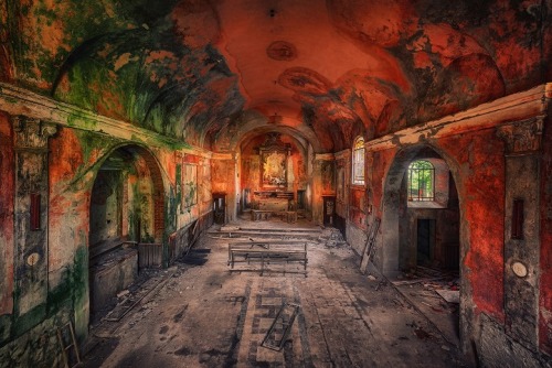 mymodernmet:Fascinating Photos Highlight the Forgotten Beauty of Abandoned Buildings