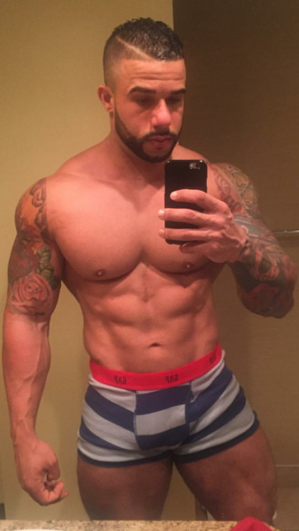 cumjerkoffwithmebro:  (via Guys with iPhones) 