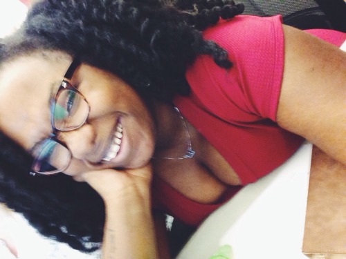 ellegreatness:  I really don’t be working at work  Nice smile
