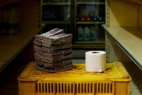 sixpenceee: Toilet paper roll next to 2,600,000 bolivars (Venezuela), its price and the equivalent o