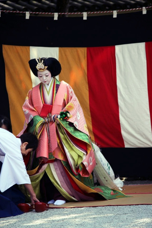 thekimonogallery: Japanese ancient 12 layers kimono, Juni-hitoe 十二単, at Nagashi Bina: Girls’ Day Fe