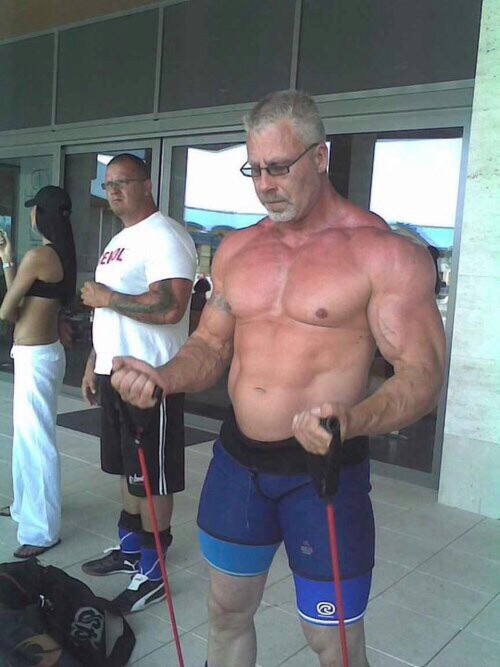 bearmuscleworship - Arm curl me next, please