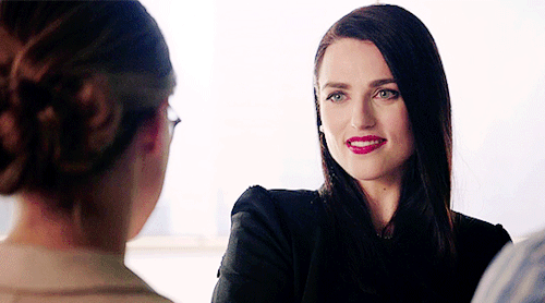 hotladypants:  ludos:  Kara Danvers giving Lena Luthor a very heterosexual look   I am shamelessly 90000000% into this 
