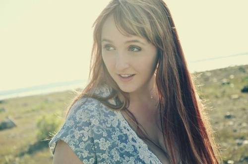 redheadedbondage:  Summer means beach shoots :D Sorry there’s no boobs yet. Here’s my face anyway.  (photog: Heather Spaleny) -Kitten